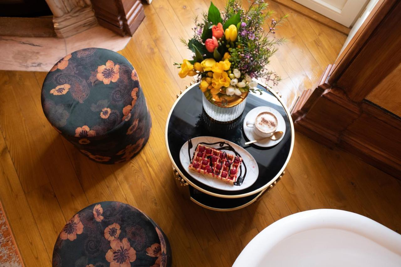 1877 Estrela Palace Aveiro Exterior photo A coffee table with a cake and a flower arrangement